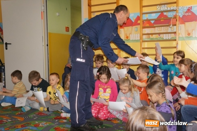 Zdjęcie w galerii na portalu naszwodzislaw.com: Dzielnicowi ze Sznupkiem z wizytą w przedszkolu wiadomości z regionu