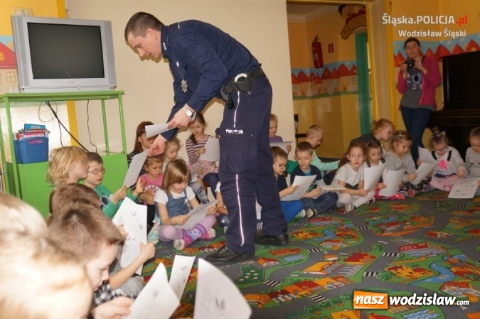 Zdjęcie w galerii na portalu naszwodzislaw.com: Dzielnicowi ze Sznupkiem z wizytą w przedszkolu wiadomości z regionu