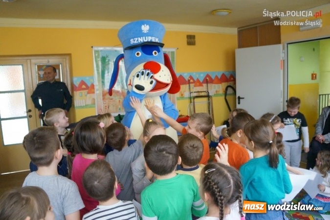 Zdjęcie w galerii na portalu naszwodzislaw.com: Dzielnicowi ze Sznupkiem z wizytą w przedszkolu wiadomości z regionu