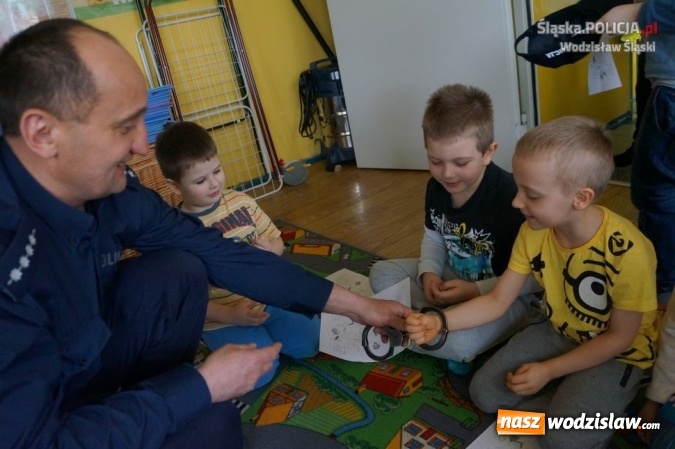 Zdjęcie w galerii na portalu naszwodzislaw.com: Dzielnicowi ze Sznupkiem z wizytą w przedszkolu wiadomości z regionu
