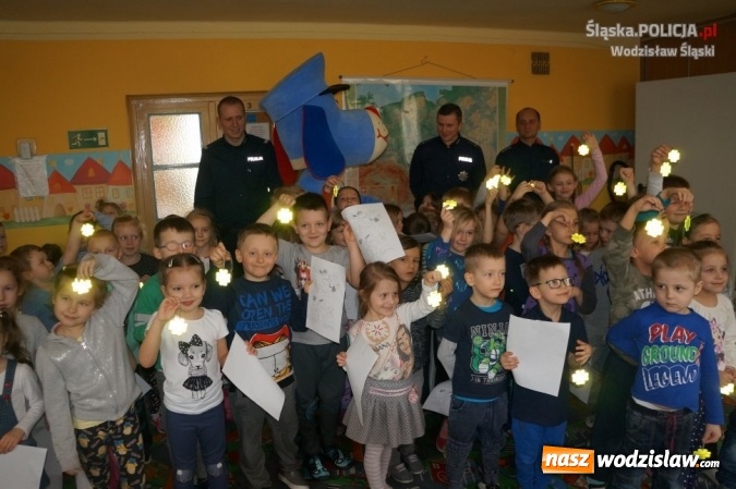 Zdjęcie w galerii na portalu naszwodzislaw.com: Dzielnicowi ze Sznupkiem z wizytą w przedszkolu wiadomości z regionu
