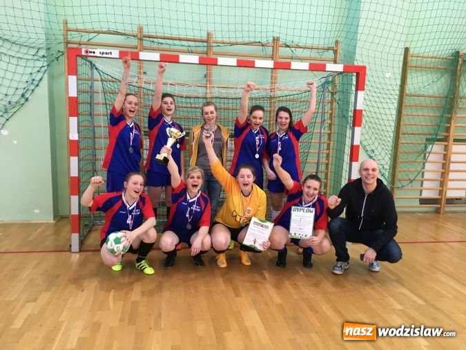 Zdjęcie w galerii na portalu naszwodzislaw.com: Piłkarki z Rydułtów na podium Makroregionalnego Turnieju Piłki Nożnej wiadomości z regionu