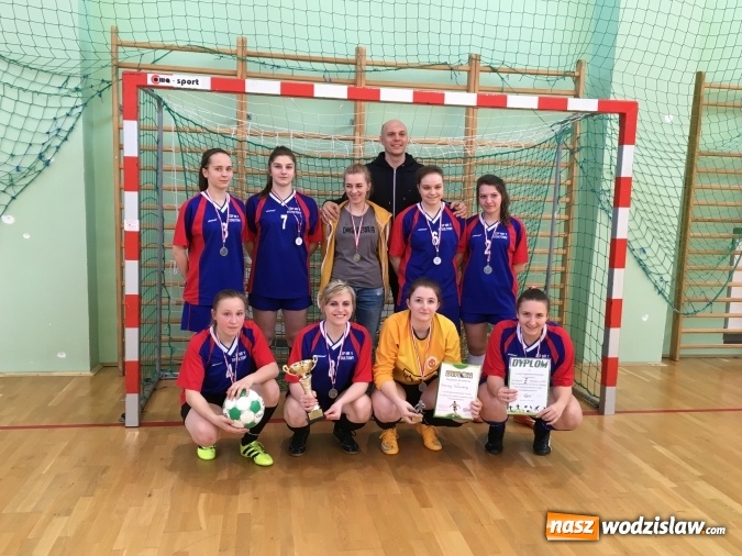Zdjęcie w galerii na portalu naszwodzislaw.com: Piłkarki z Rydułtów na podium Makroregionalnego Turnieju Piłki Nożnej wiadomości z regionu
