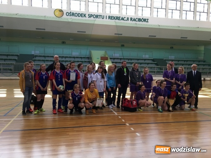 Zdjęcie w galerii na portalu naszwodzislaw.com: Piłkarki z Rydułtów na podium Makroregionalnego Turnieju Piłki Nożnej wiadomości z regionu