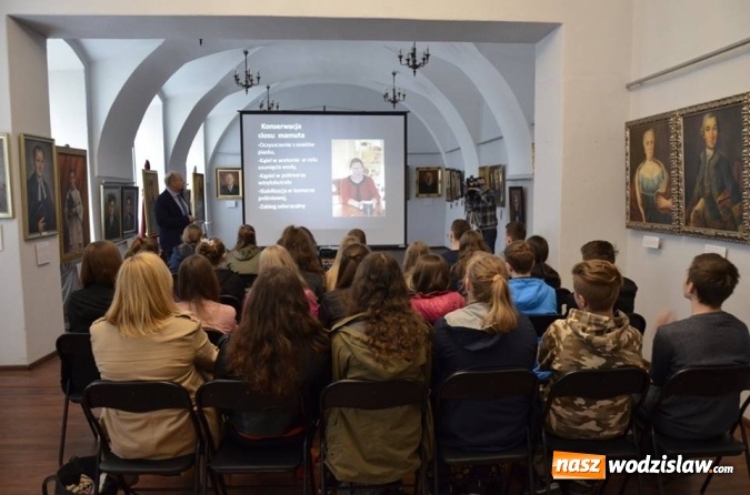 Zdjęcie w galerii na portalu naszwodzislaw.com: Cios mamuta powr&oacute;cił do Wodzisławia. Od czwartku w Muzeum wiadomości z regionu