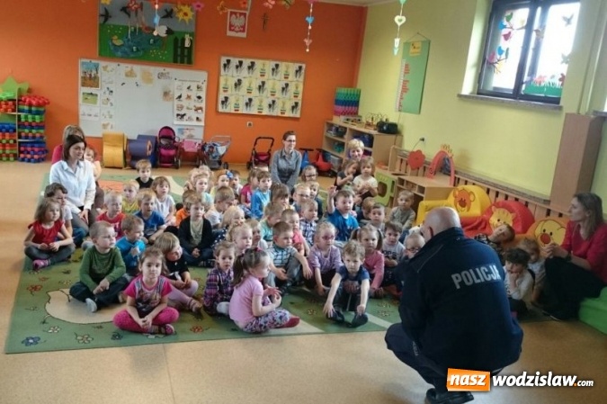 Zdjęcie w galerii na portalu naszwodzislaw.com: Bezpiecznie z drogówką. Policjanci spotkali się z przedszkolakami z Gołkowic wiadomości z regionu