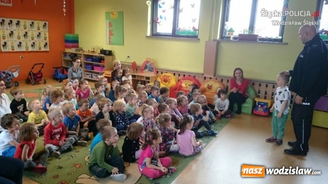 Zdjęcie w galerii na portalu naszwodzislaw.com: Bezpiecznie z drogówką. Policjanci spotkali się z przedszkolakami z Gołkowic wiadomości z regionu