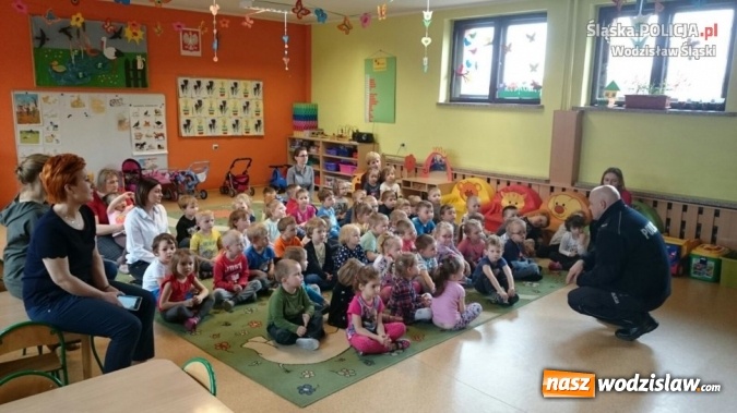 Zdjęcie w galerii na portalu naszwodzislaw.com: Bezpiecznie z drogówką. Policjanci spotkali się z przedszkolakami z Gołkowic wiadomości z regionu