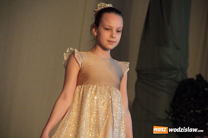 Zdjęcie w galerii na portalu naszwodzislaw.com: Kolejna edycja festiwalu tanecznego Aplauz w Marklowicach. Zatańczyła nawet... Cruella de Mon wiadomości z regionu