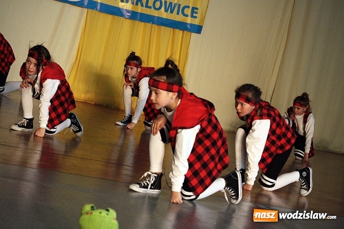 Zdjęcie w galerii na portalu naszwodzislaw.com: Kolejna edycja festiwalu tanecznego Aplauz w Marklowicach. Zatańczyła nawet... Cruella de Mon wiadomości z regionu