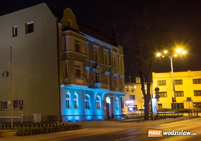 Zdjęcie w galerii na portalu naszwodzislaw.com: Starostwo Powiatowe podświetlone na niebiesko. Dlaczego? wiadomości z regionu