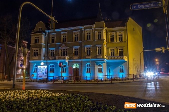 Zdjęcie w galerii na portalu naszwodzislaw.com: Starostwo Powiatowe podświetlone na niebiesko. Dlaczego? wiadomości z regionu