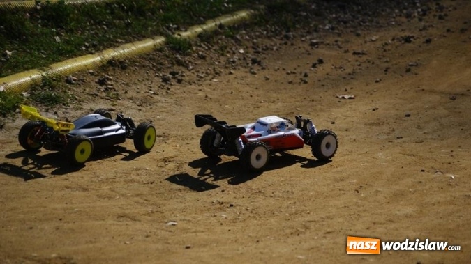 Zdjęcie w galerii na portalu naszwodzislaw.com: Sportowe emocje na torze dla modeli zdalnie sterowanych. Sezon rozpoczęty wiadomości z regionu