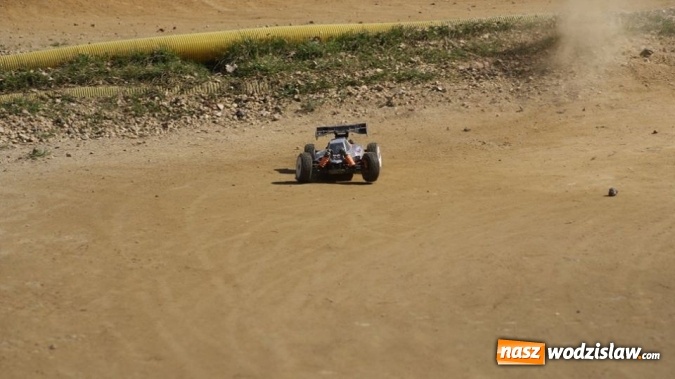 Zdjęcie w galerii na portalu naszwodzislaw.com: Sportowe emocje na torze dla modeli zdalnie sterowanych. Sezon rozpoczęty wiadomości z regionu