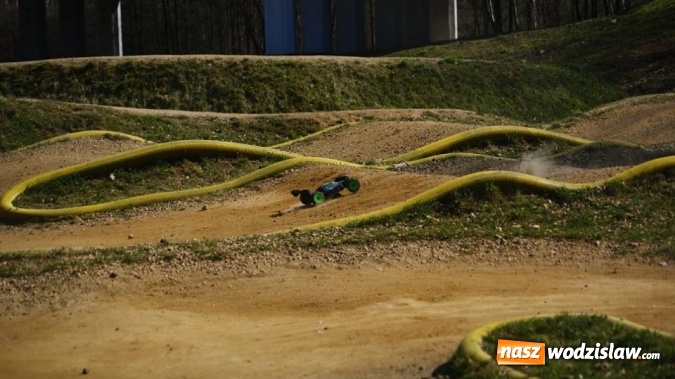 Zdjęcie w galerii na portalu naszwodzislaw.com: Sportowe emocje na torze dla modeli zdalnie sterowanych. Sezon rozpoczęty wiadomości z regionu