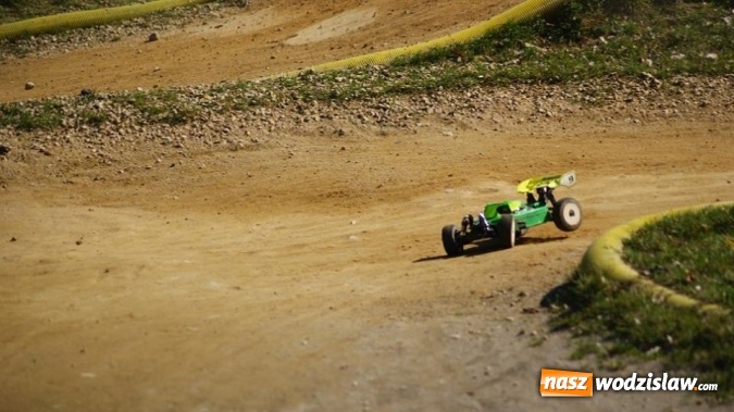 Zdjęcie w galerii na portalu naszwodzislaw.com: Sportowe emocje na torze dla modeli zdalnie sterowanych. Sezon rozpoczęty wiadomości z regionu