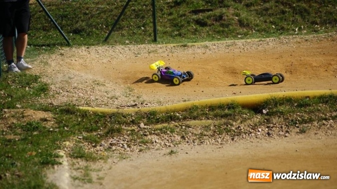 Zdjęcie w galerii na portalu naszwodzislaw.com: Sportowe emocje na torze dla modeli zdalnie sterowanych. Sezon rozpoczęty wiadomości z regionu