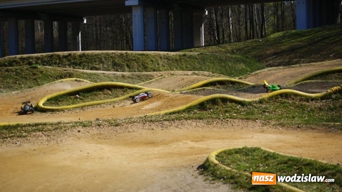 Zdjęcie w galerii na portalu naszwodzislaw.com: Sportowe emocje na torze dla modeli zdalnie sterowanych. Sezon rozpoczęty wiadomości z regionu