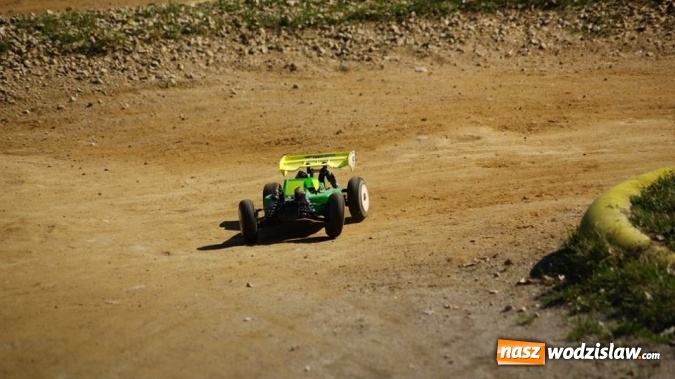 Zdjęcie w galerii na portalu naszwodzislaw.com: Sportowe emocje na torze dla modeli zdalnie sterowanych. Sezon rozpoczęty wiadomości z regionu