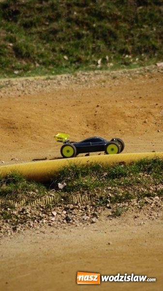 Zdjęcie w galerii na portalu naszwodzislaw.com: Sportowe emocje na torze dla modeli zdalnie sterowanych. Sezon rozpoczęty wiadomości z regionu