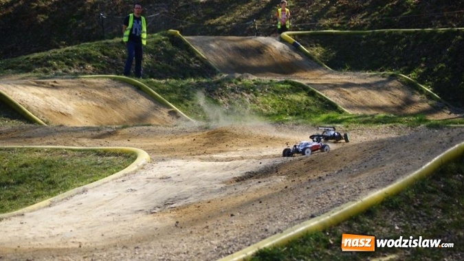 Zdjęcie w galerii na portalu naszwodzislaw.com: Sportowe emocje na torze dla modeli zdalnie sterowanych. Sezon rozpoczęty wiadomości z regionu