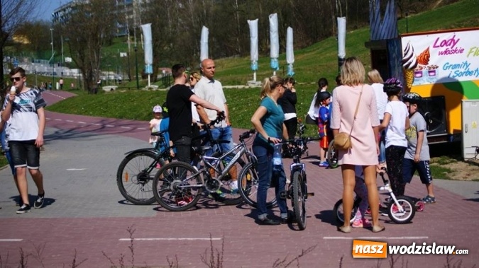 Zdjęcie w galerii na portalu naszwodzislaw.com: Sportowe emocje na torze dla modeli zdalnie sterowanych. Sezon rozpoczęty wiadomości z regionu