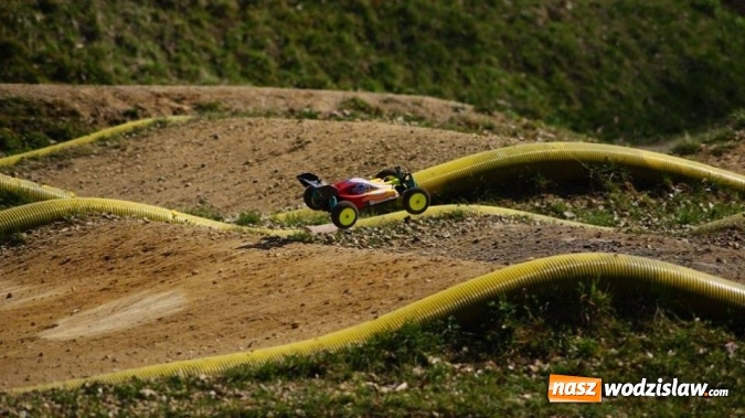 Zdjęcie w galerii na portalu naszwodzislaw.com: Sportowe emocje na torze dla modeli zdalnie sterowanych. Sezon rozpoczęty wiadomości z regionu