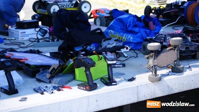 Zdjęcie w galerii na portalu naszwodzislaw.com: Sportowe emocje na torze dla modeli zdalnie sterowanych. Sezon rozpoczęty wiadomości z regionu