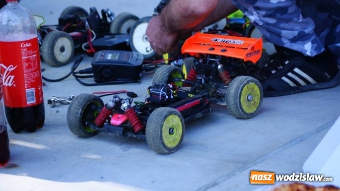 Zdjęcie w galerii na portalu naszwodzislaw.com: Sportowe emocje na torze dla modeli zdalnie sterowanych. Sezon rozpoczęty wiadomości z regionu