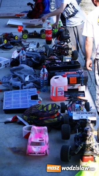 Zdjęcie w galerii na portalu naszwodzislaw.com: Sportowe emocje na torze dla modeli zdalnie sterowanych. Sezon rozpoczęty wiadomości z regionu