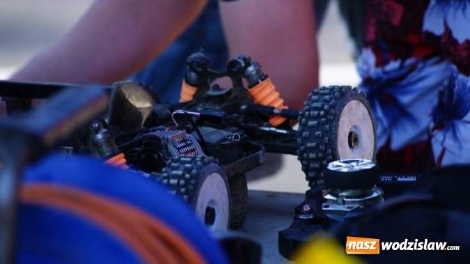 Zdjęcie w galerii na portalu naszwodzislaw.com: Sportowe emocje na torze dla modeli zdalnie sterowanych. Sezon rozpoczęty wiadomości z regionu