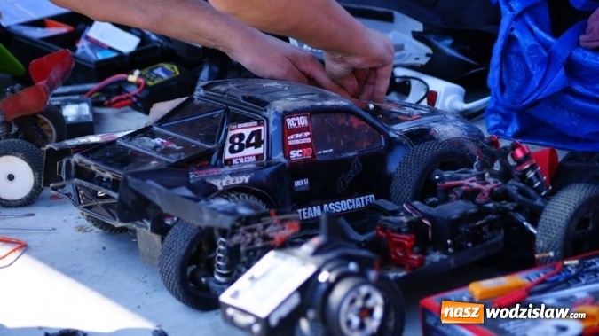 Zdjęcie w galerii na portalu naszwodzislaw.com: Sportowe emocje na torze dla modeli zdalnie sterowanych. Sezon rozpoczęty wiadomości z regionu