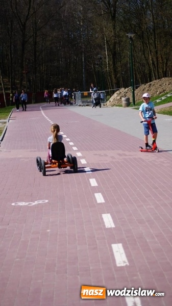 Zdjęcie w galerii na portalu naszwodzislaw.com: Sportowe emocje na torze dla modeli zdalnie sterowanych. Sezon rozpoczęty wiadomości z regionu