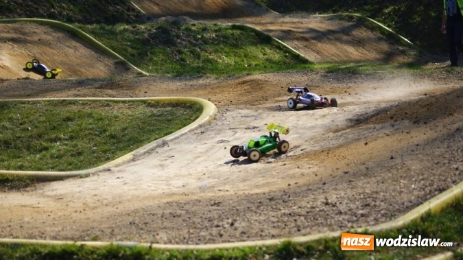 Zdjęcie w galerii na portalu naszwodzislaw.com: Sportowe emocje na torze dla modeli zdalnie sterowanych. Sezon rozpoczęty wiadomości z regionu