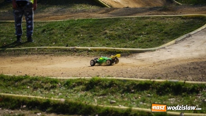 Zdjęcie w galerii na portalu naszwodzislaw.com: Sportowe emocje na torze dla modeli zdalnie sterowanych. Sezon rozpoczęty wiadomości z regionu