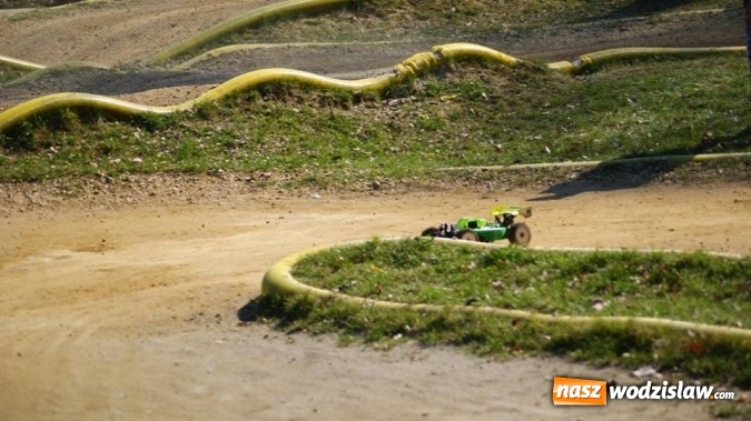 Zdjęcie w galerii na portalu naszwodzislaw.com: Sportowe emocje na torze dla modeli zdalnie sterowanych. Sezon rozpoczęty wiadomości z regionu