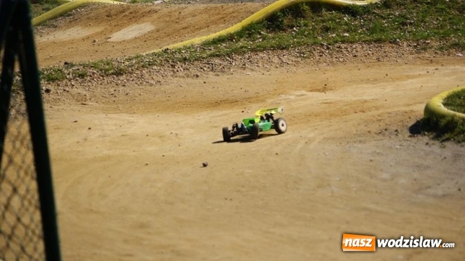 Zdjęcie w galerii na portalu naszwodzislaw.com: Sportowe emocje na torze dla modeli zdalnie sterowanych. Sezon rozpoczęty wiadomości z regionu