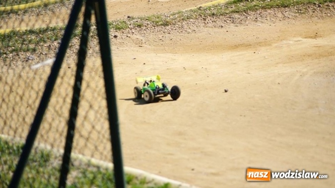 Zdjęcie w galerii na portalu naszwodzislaw.com: Sportowe emocje na torze dla modeli zdalnie sterowanych. Sezon rozpoczęty wiadomości z regionu