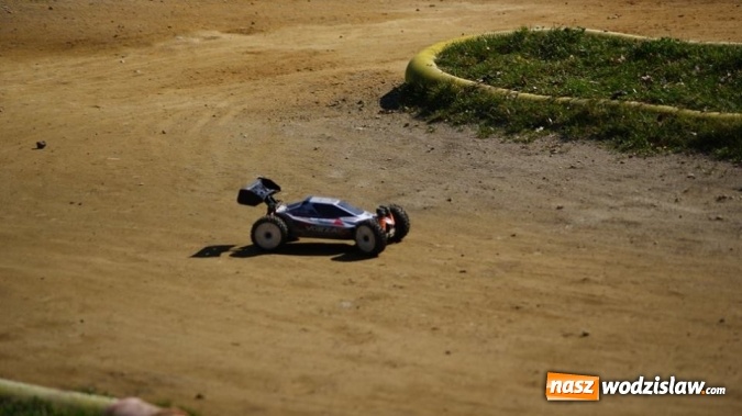 Zdjęcie w galerii na portalu naszwodzislaw.com: Sportowe emocje na torze dla modeli zdalnie sterowanych. Sezon rozpoczęty wiadomości z regionu