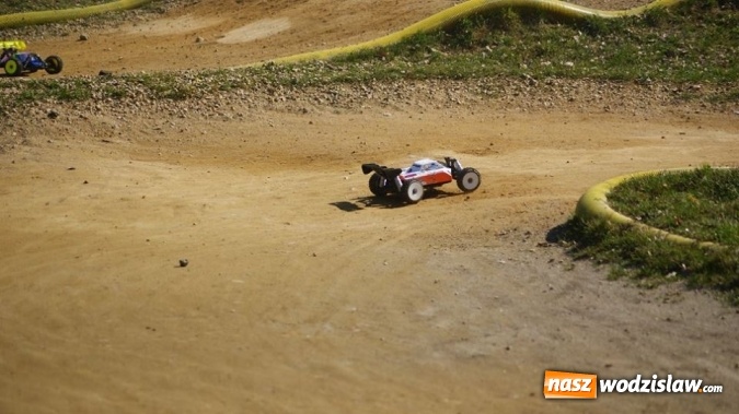 Zdjęcie w galerii na portalu naszwodzislaw.com: Sportowe emocje na torze dla modeli zdalnie sterowanych. Sezon rozpoczęty wiadomości z regionu