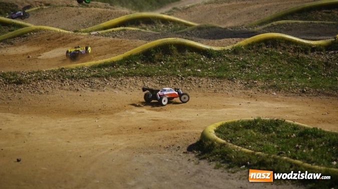 Zdjęcie w galerii na portalu naszwodzislaw.com: Sportowe emocje na torze dla modeli zdalnie sterowanych. Sezon rozpoczęty wiadomości z regionu