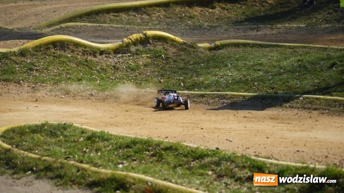 Zdjęcie w galerii na portalu naszwodzislaw.com: Sportowe emocje na torze dla modeli zdalnie sterowanych. Sezon rozpoczęty wiadomości z regionu