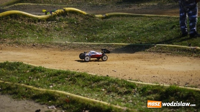 Zdjęcie w galerii na portalu naszwodzislaw.com: Sportowe emocje na torze dla modeli zdalnie sterowanych. Sezon rozpoczęty wiadomości z regionu