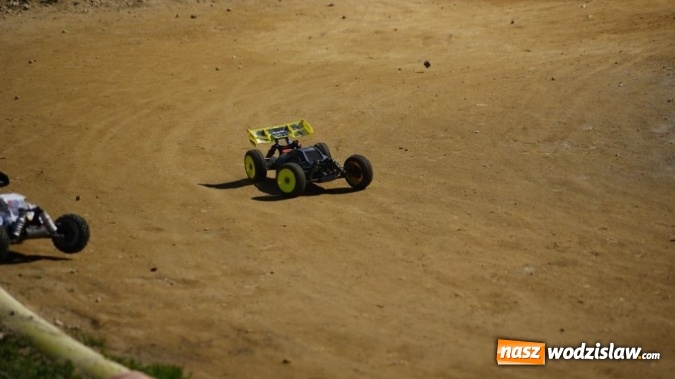 Zdjęcie w galerii na portalu naszwodzislaw.com: Sportowe emocje na torze dla modeli zdalnie sterowanych. Sezon rozpoczęty wiadomości z regionu