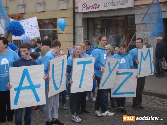 Zdjęcie w galerii na portalu naszwodzislaw.com: Na niebiesko dla autyzmu na wodzisławskim rynku  wiadomości z regionu