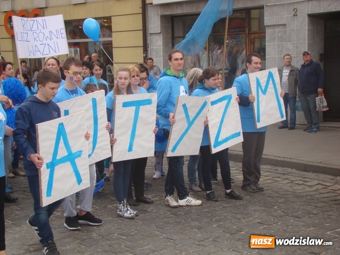 Zdjęcie w galerii na portalu naszwodzislaw.com: Na niebiesko dla autyzmu na wodzisławskim rynku  wiadomości z regionu