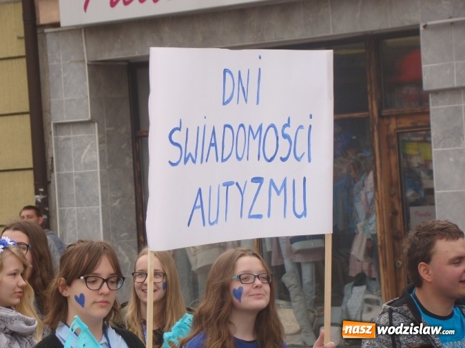 Zdjęcie w galerii na portalu naszwodzislaw.com: Na niebiesko dla autyzmu na wodzisławskim rynku  wiadomości z regionu