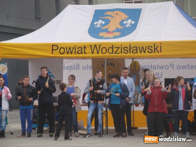 Zdjęcie w galerii na portalu naszwodzislaw.com: Na niebiesko dla autyzmu na wodzisławskim rynku  wiadomości z regionu
