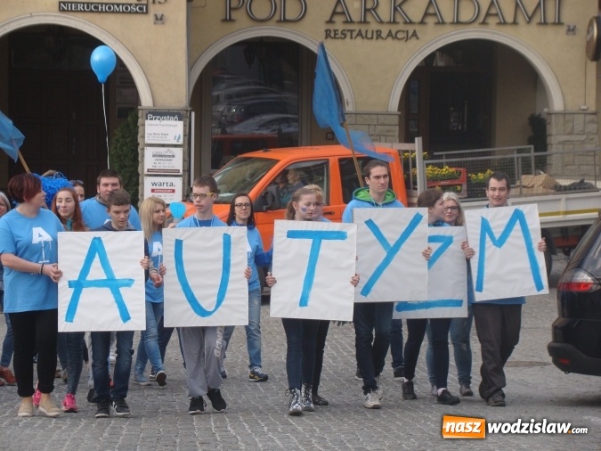 Zdjęcie w galerii na portalu naszwodzislaw.com: Na niebiesko dla autyzmu na wodzisławskim rynku  wiadomości z regionu