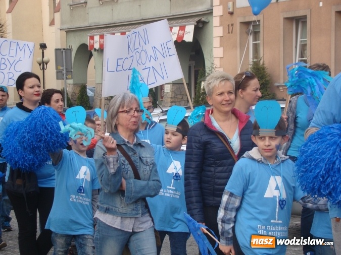 Zdjęcie w galerii na portalu naszwodzislaw.com: Na niebiesko dla autyzmu na wodzisławskim rynku  wiadomości z regionu